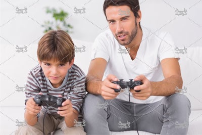 دانلود تصویر پدر و فرزند در حال بازی کامپیوتری